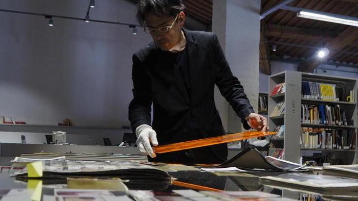 Daniele Dainelli mentre allestisce la mostra (foto Laura Messina)