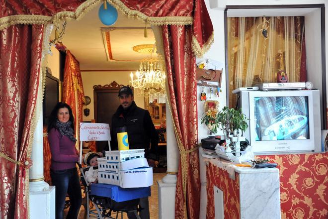 Carnevale, a Napoli bimbo mascherato da comandante Schettino 