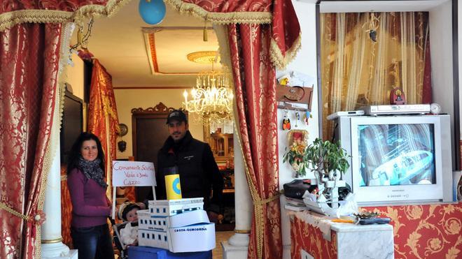 Carnevale, a Napoli bimbo mascherato da comandante Schettino