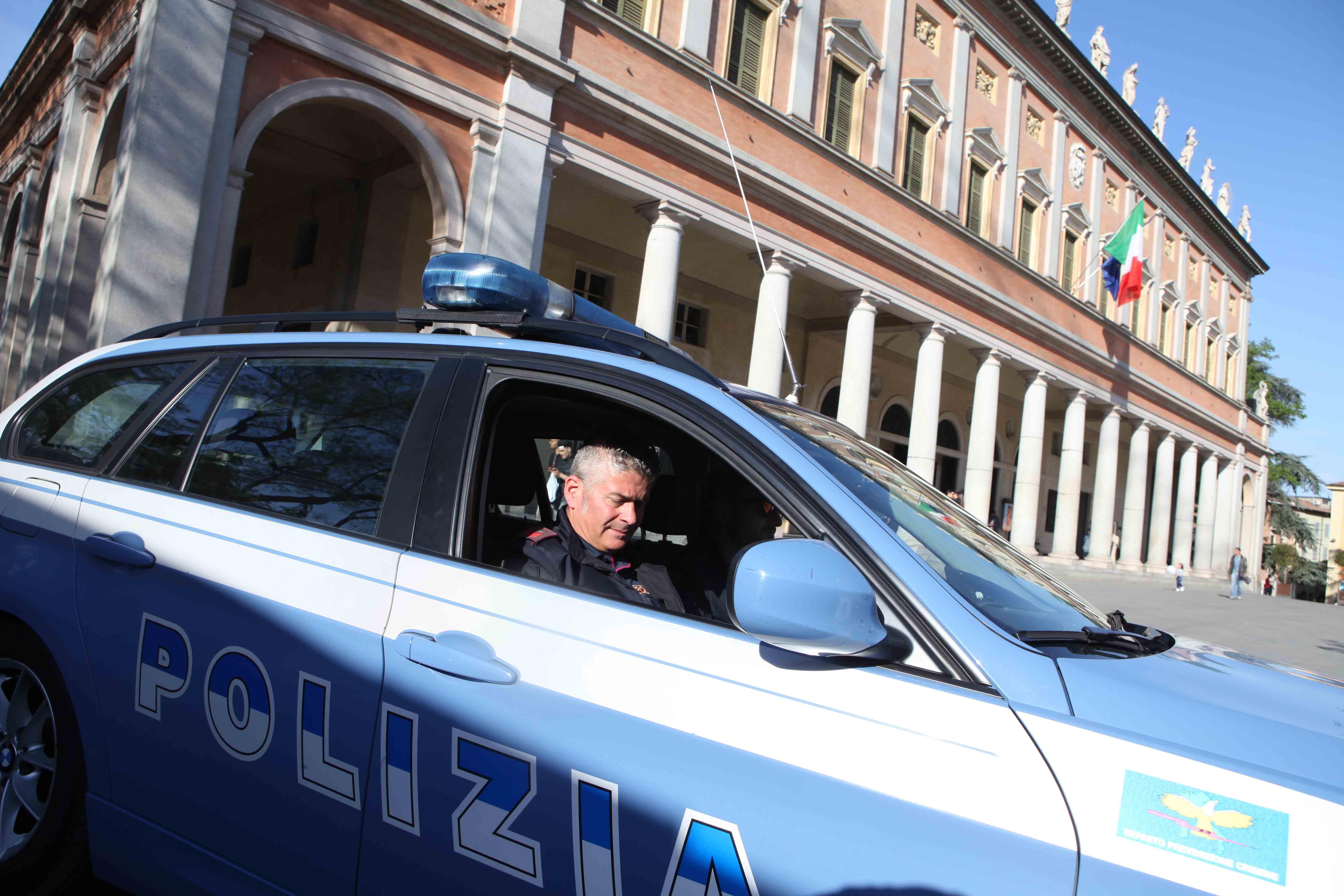 Reggio Emilia, alcol e pregiudicati sotto i portici del teatro Valli: daspo urbano per un 48enne