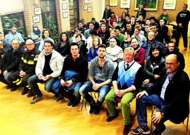Gli aspiranti bagnini a lezione 