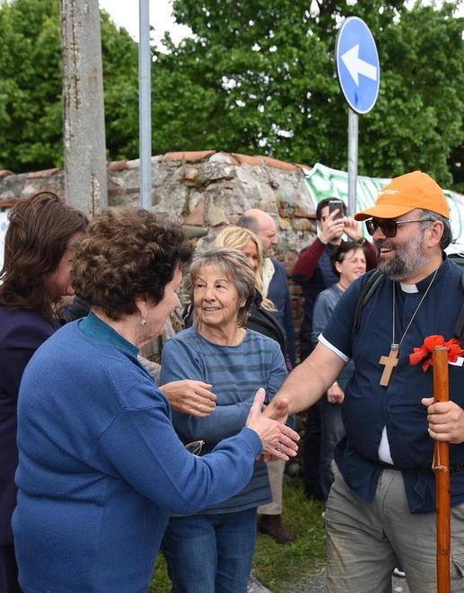 Il vescovo pellegrino tra ali di fan e striscioni: l'ingresso trionfale di Paolo 