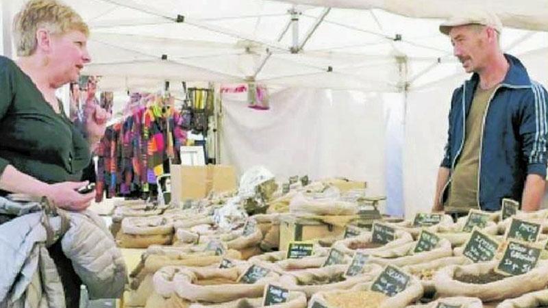Uno degli stand del mercato europeo a Portoferraio