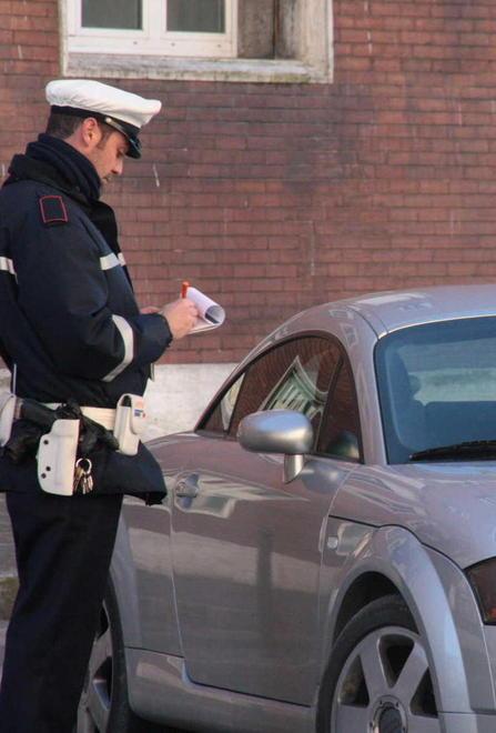 Traffico, gli ausiliari non ci sono più ma è boom di multe 