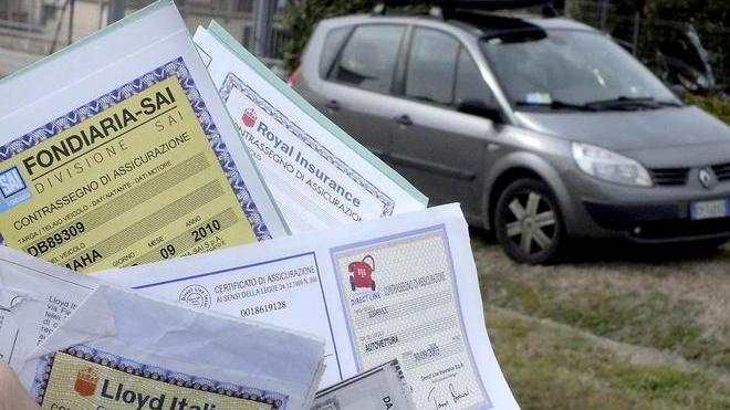 Sequestrate 12 auto prive di assicurazione