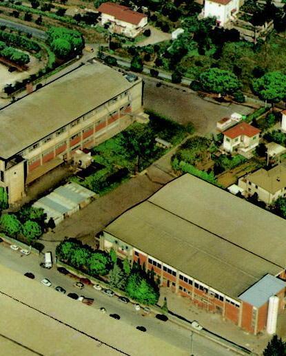 Via la strada che divide il pastificio Mennucci