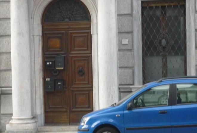 Invasione sull’antico portone 