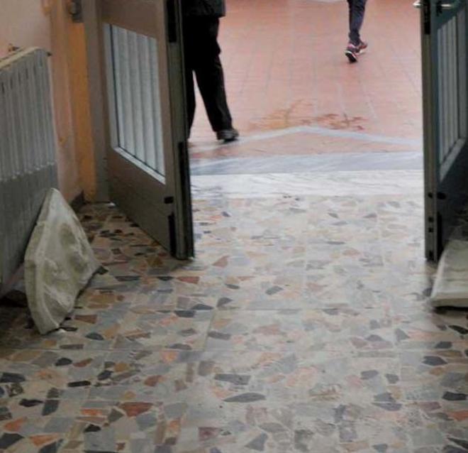 Cade un neon in aula, tre alunni feriti 