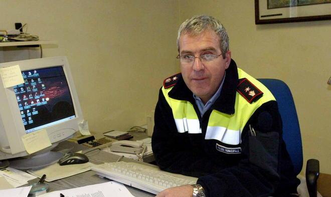 Auto su un’aiuola, il conducente fugge 