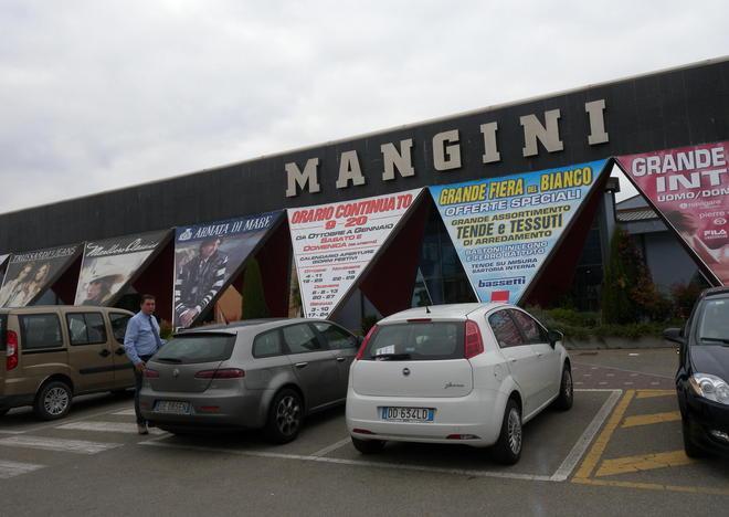 Spintona la cassiera e scappa nei campi coi vestiti rubati