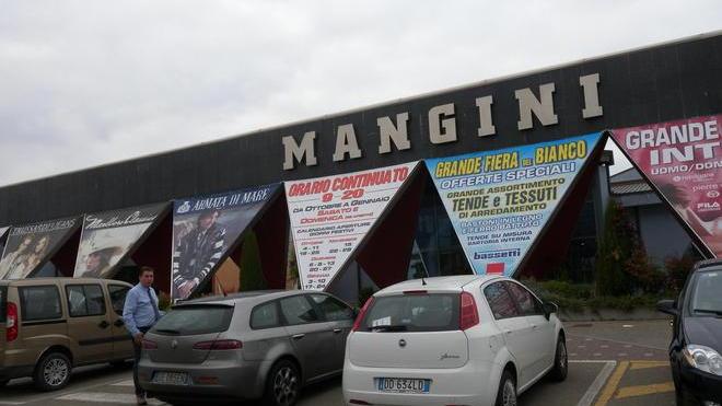 Spintona la cassiera e scappa nei campi coi vestiti rubati