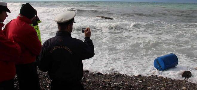 Fusti tossici, ricerche in mare: zona vietata per tre miglia 