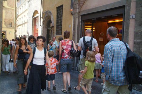 Una guida formato famiglia preparata dalla Confesercenti 