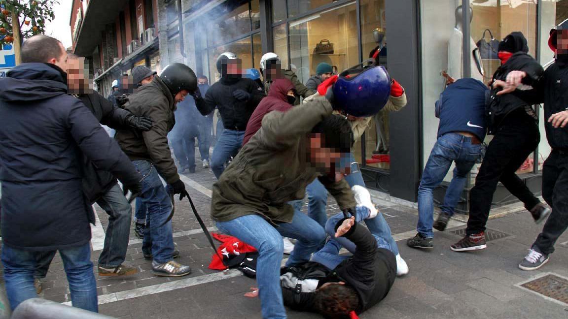 Sit-in della sinistra e prime denunce per gli scontri a Massa 