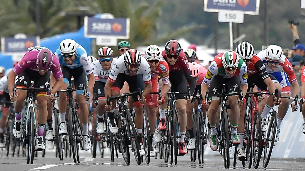 Volata con giallo a Orbetello, Viviani primo ma è declassato: la tappa a Gaviria
