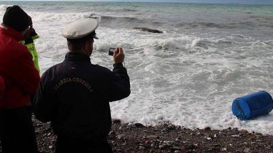 Bidoni tossici, il pm: caduti durante burrasca