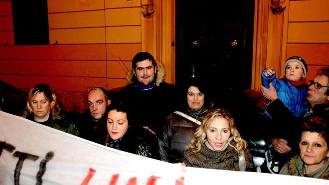 La protesta degli sfrattati sotto casa del sindaco / FOTO