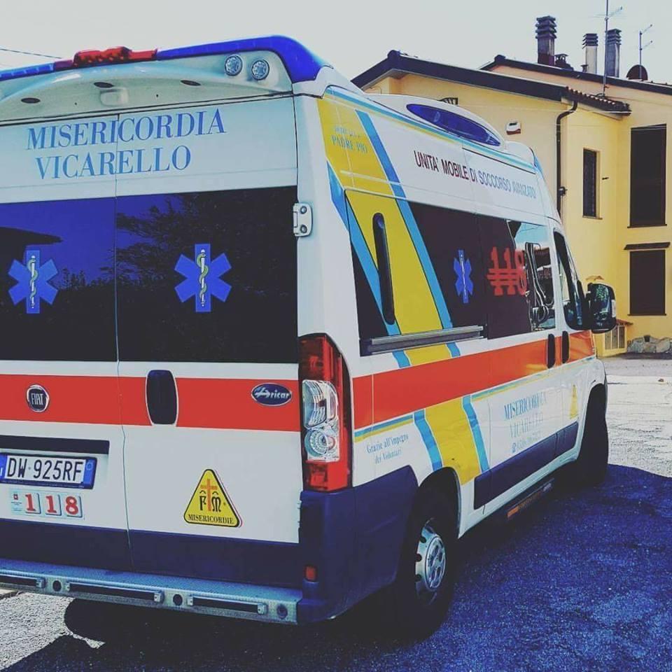 Un'ambulanza della Misericordia di Vicarello (foto d'archivio)