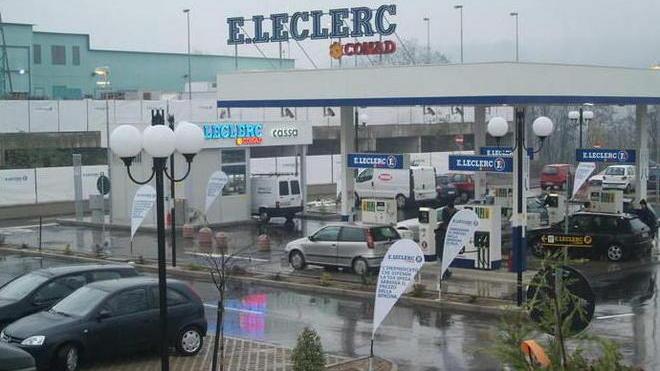 Due distributori di benzina nei centri commerciali