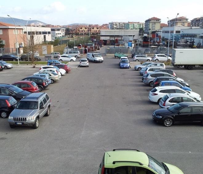 «Piazza Corea sporca e dimenticata»