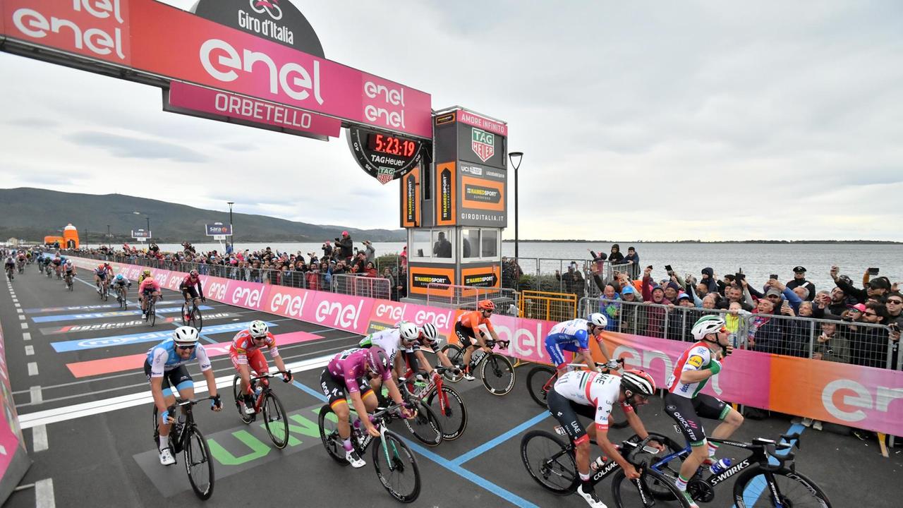 L'arrivo a Orbetello del Giro d'Italia 2019 (foto Massimo Paolone/La Presse)