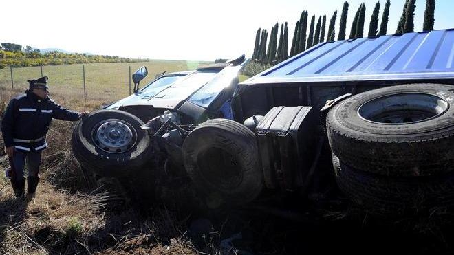 Fuori strada con il Tir Vivo per miracolo