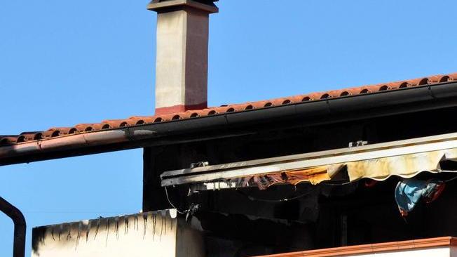 Cane salvato dal rogo dell’appartamento