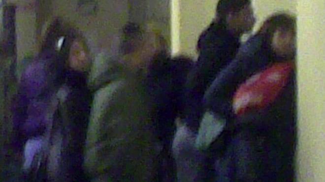 Lacrime, urla e corse per spiare il processo agli amici scippatori