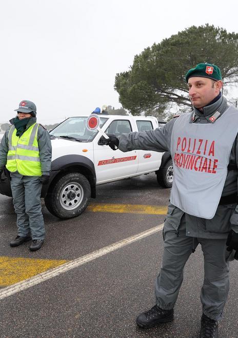 Vecchietto al volante ma solo per evitare le sanzioni e il fisco 
