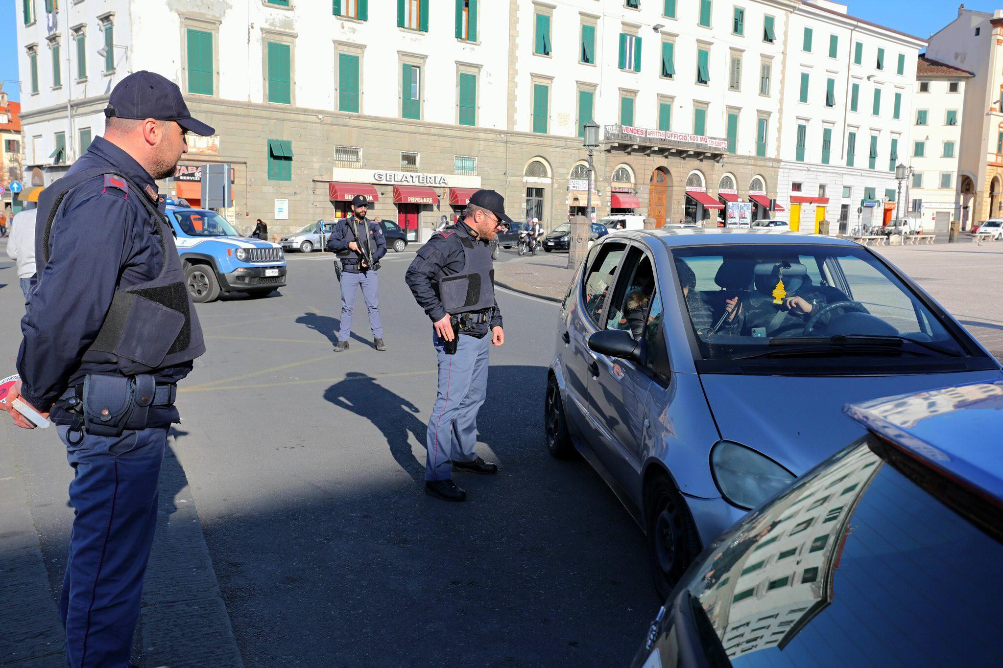 Gli agenti della polizia di Stato impegnati in alcuni controlli (foto d'archivio)