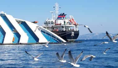 Concordia. Le accuse: Schettino bugiardo. Ripreso pompaggio serbatoi 