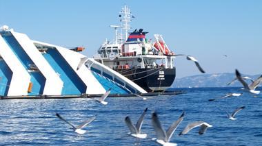 Concordia. Le accuse: Schettino bugiardo. Ripreso pompaggio serbatoi