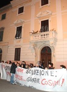 Protesta sotto la casa del sindaco Pd solidale con Cosimi 