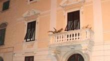 Protesta sotto la casa del sindaco Pd solidale con Cosimi