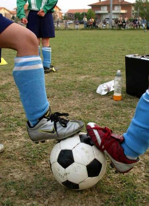 Lite fra bimbi al campo, poi uno scappa 