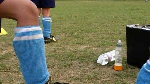 Lite fra bimbi al campo, poi uno scappa