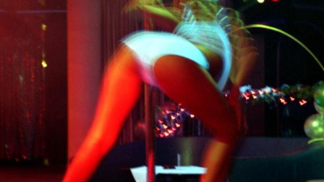 «I soldi o dico ai genitori che fai la porno-ballerina»