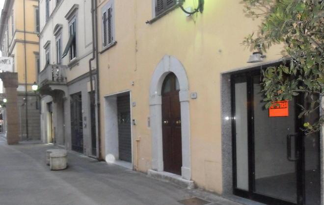 Un corso di vetrine chiuse e polemiche 