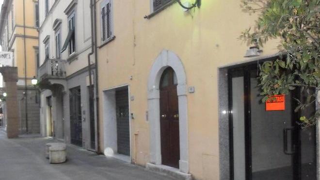 Un corso di vetrine chiuse e polemiche