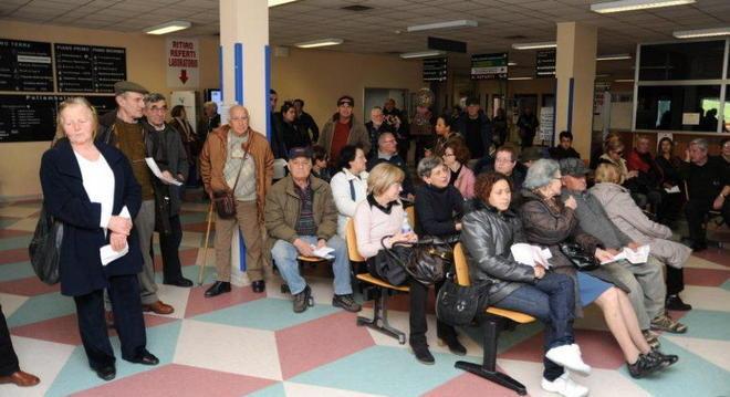 Più di 4 ore in fila agli sportelli del Cup 