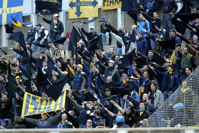 Saluti romani e canti fascisti: denunciati ultras del Verona 