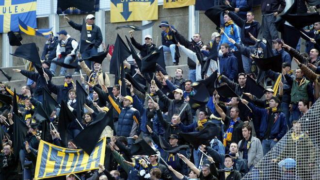 Saluti romani e canti fascisti: denunciati ultras del Verona