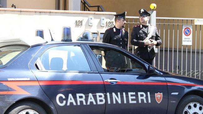 Evade e va a rubare nello studio medico