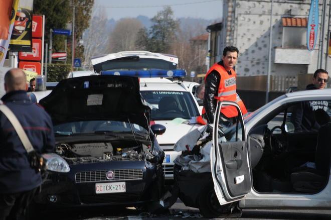 Esce di strada, travolge una moto e una pattuglia e muore 