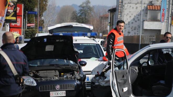Esce di strada, travolge una moto e una pattuglia e muore