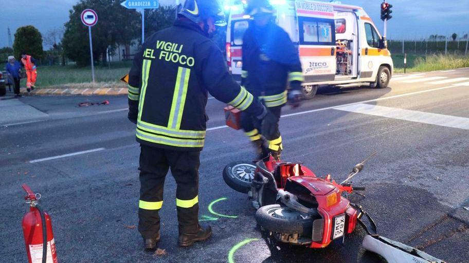 Scontro auto-moto all’incrocio pericoloso. Giovane all’ospedale