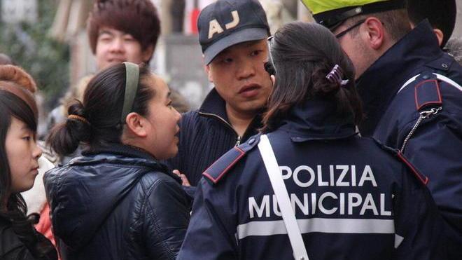 Scritte in cinese, scatta un nuovo giro di vite