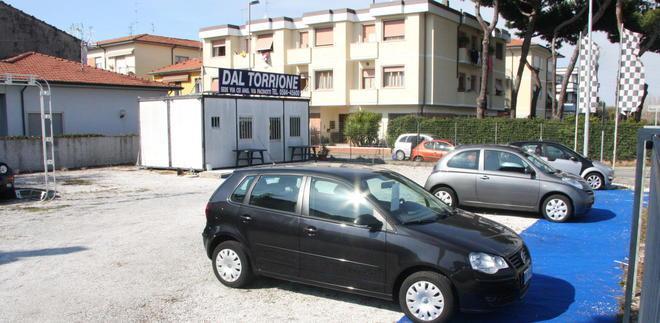 In fuga nella notte sulla jeep rubata travolge uno scooter 