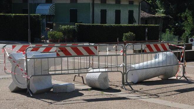 Ancora in pezzi la statua di Cascella