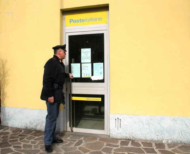 Pistola e volto coperto Anziano rapina le poste 